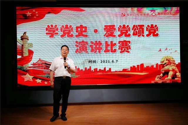 闫立军与刘畅为周延龙开启中国经济新闻人物（2023-2024）奖项